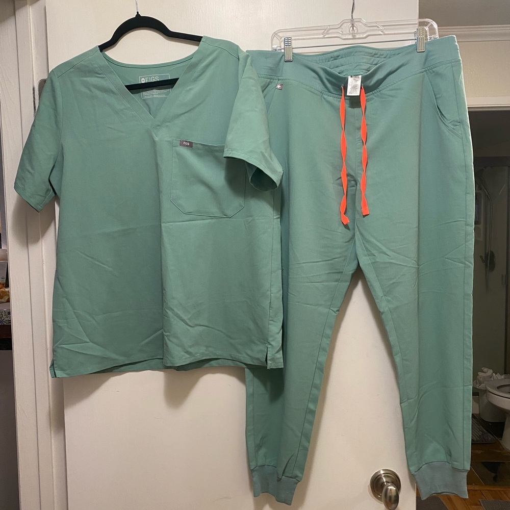 FIGS Scrubs Jade Set